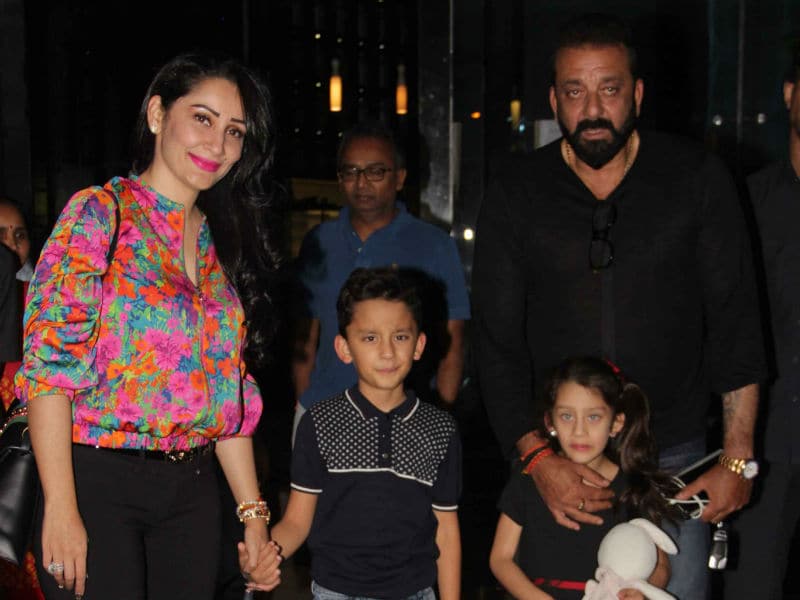 Photo : Sanjay Dutt Dines With Maanyata And Kids