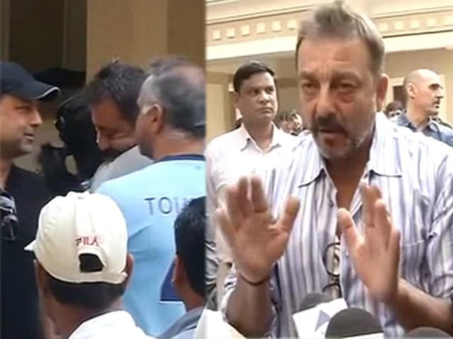 Photo : Sanjay Dutt Goes Back to Jail Furlough Extension is Rejected