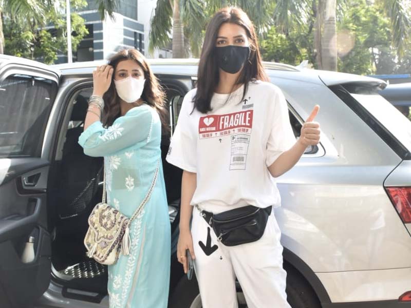 कुछ इस अंदाज में कृति सेनन और नुपुर सेनन की गईं स्पॉट कुछ इस अंदाज में कृति सेनन और नुपुर सेनन की गईं स्पॉट