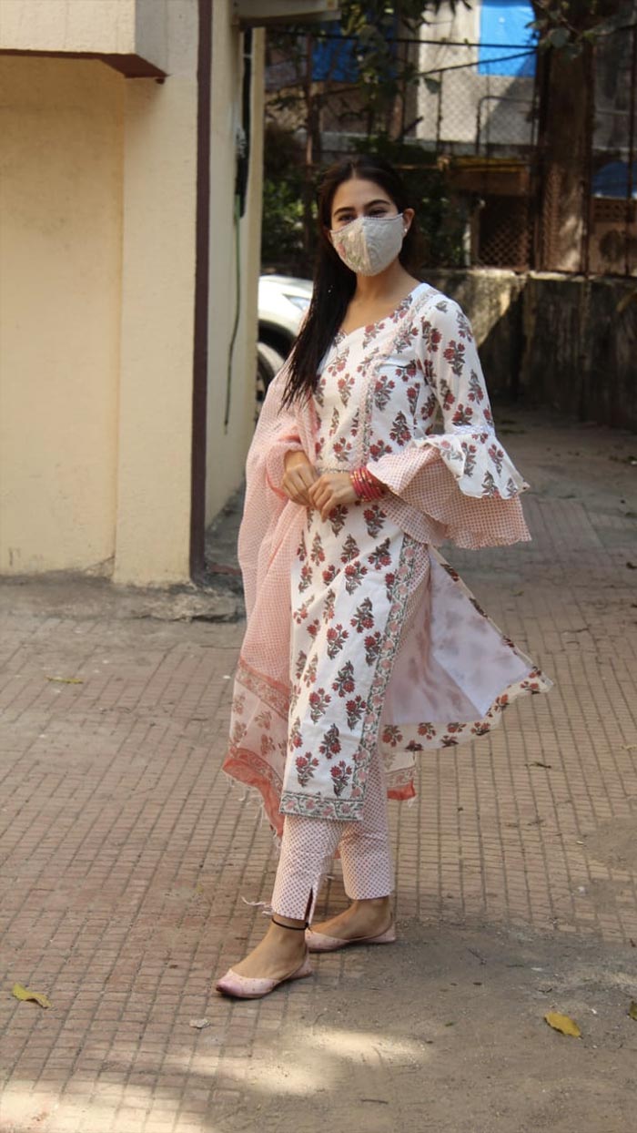 Sara Ali Khan was pictured in Bandra, Mumbai for a shoot on Friday. She looked pretty in a traditional outfit. (Image courtesy: Varinder Chawla)