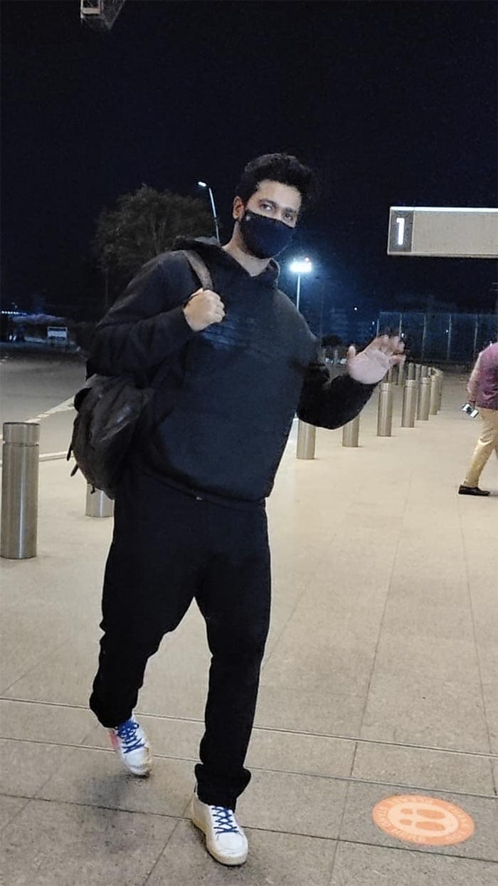 Vicky Kaushal was spotted at the Mumbai airport on Friday.  (Image courtesy: Varinder Chawla)