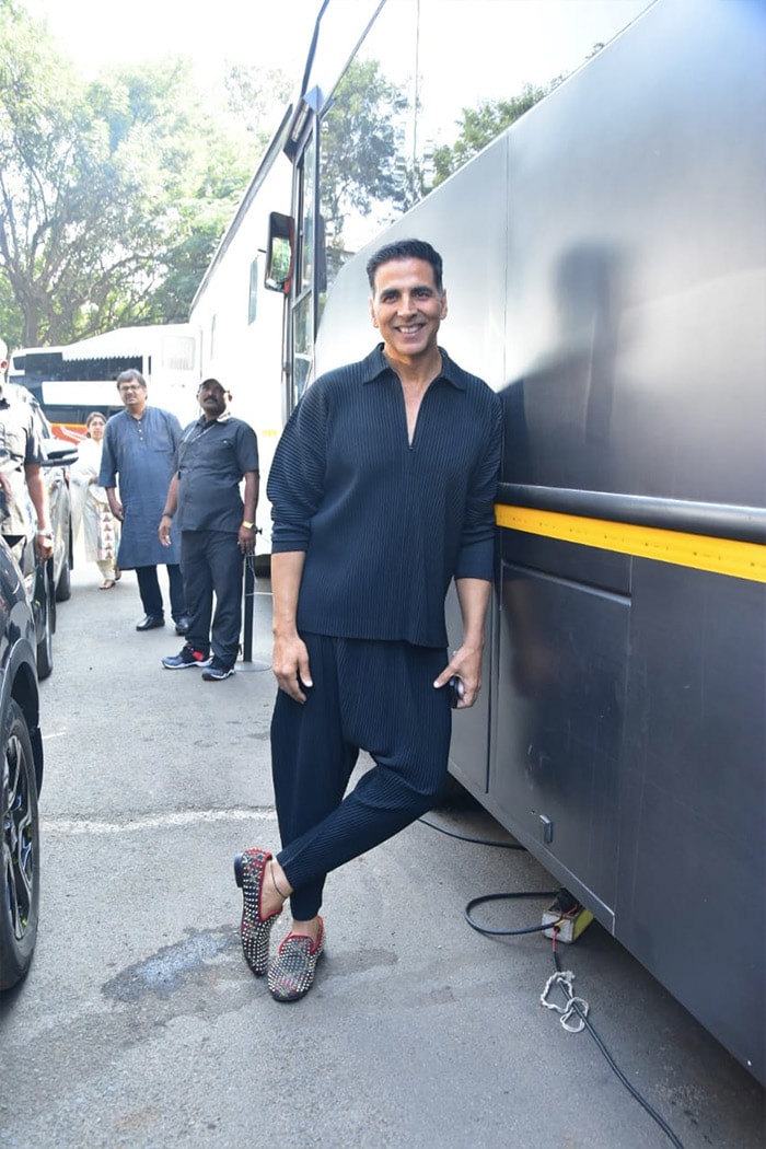 Akshay Kumar was dressed in a black outfit for <i> Atrangi Re</i> promotions.