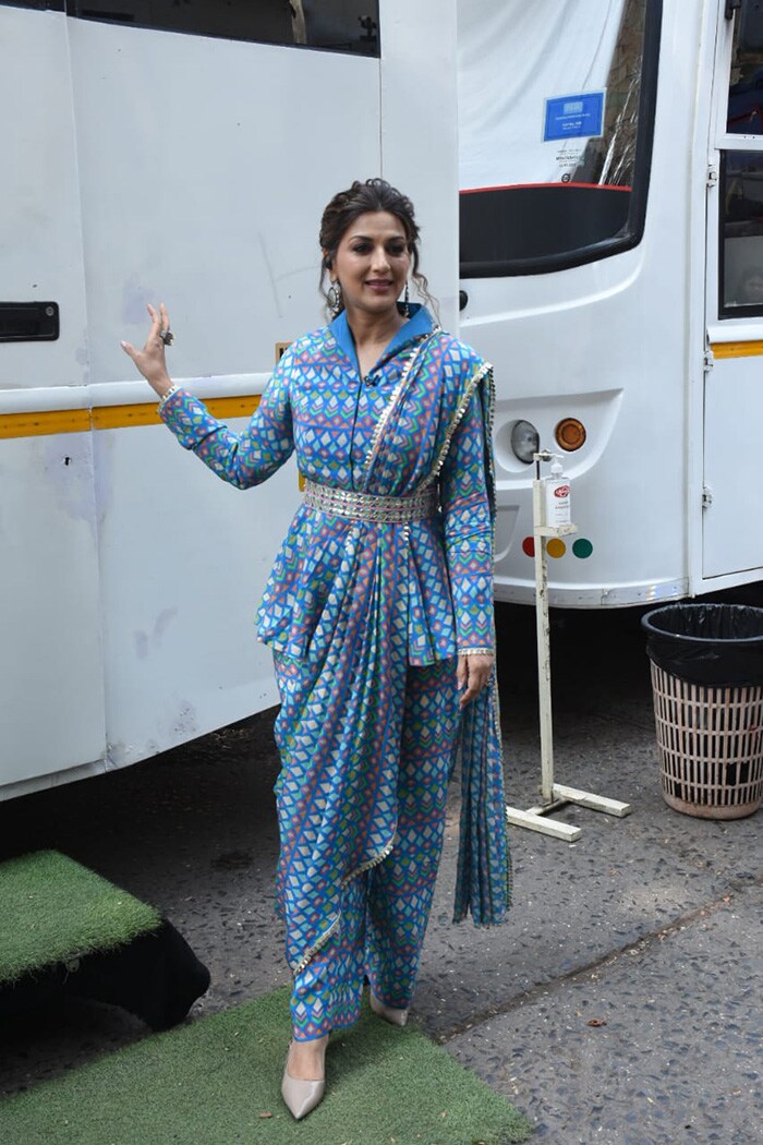 Sonali Bendre looked gorgeous as she posed for paps at the sets of DID Little Master.