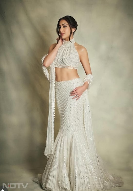 मोतियों की बारीक कारीगरी और सॉफ्ट शेड्स ने इस लुक को रॉयल और क्लासिक टच दिया है.