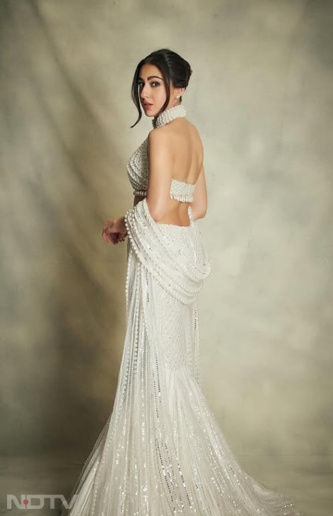 डिजाइनर मनीष मल्होत्रा की यह क्रिएशन सोशल मीडिया पर खूब तारीफ बटोर रही है.