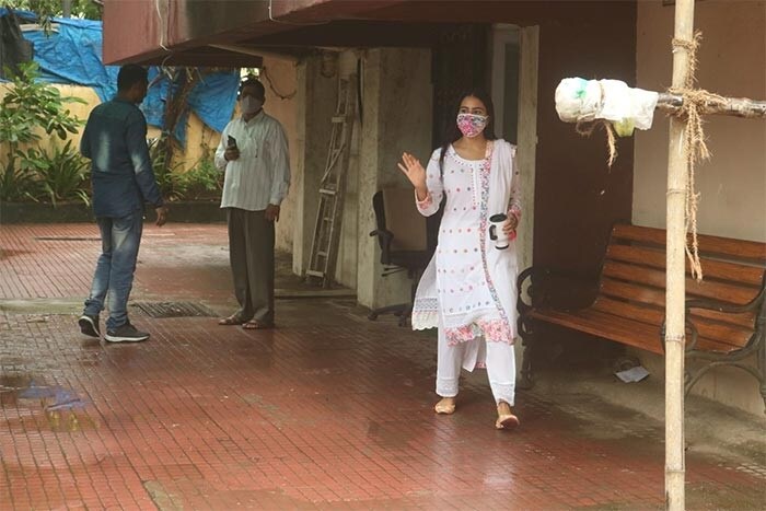 अभिनेत्री सारा अली खान को पहले मैडॉक फिल्म्स के ऑफिस के बाहर देखा गया.