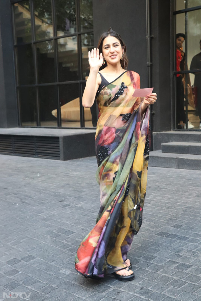 Sara Ali Khan wore a pretty chiffon saree at the promotional event. (Image Courtesy: Varinder Chawla)