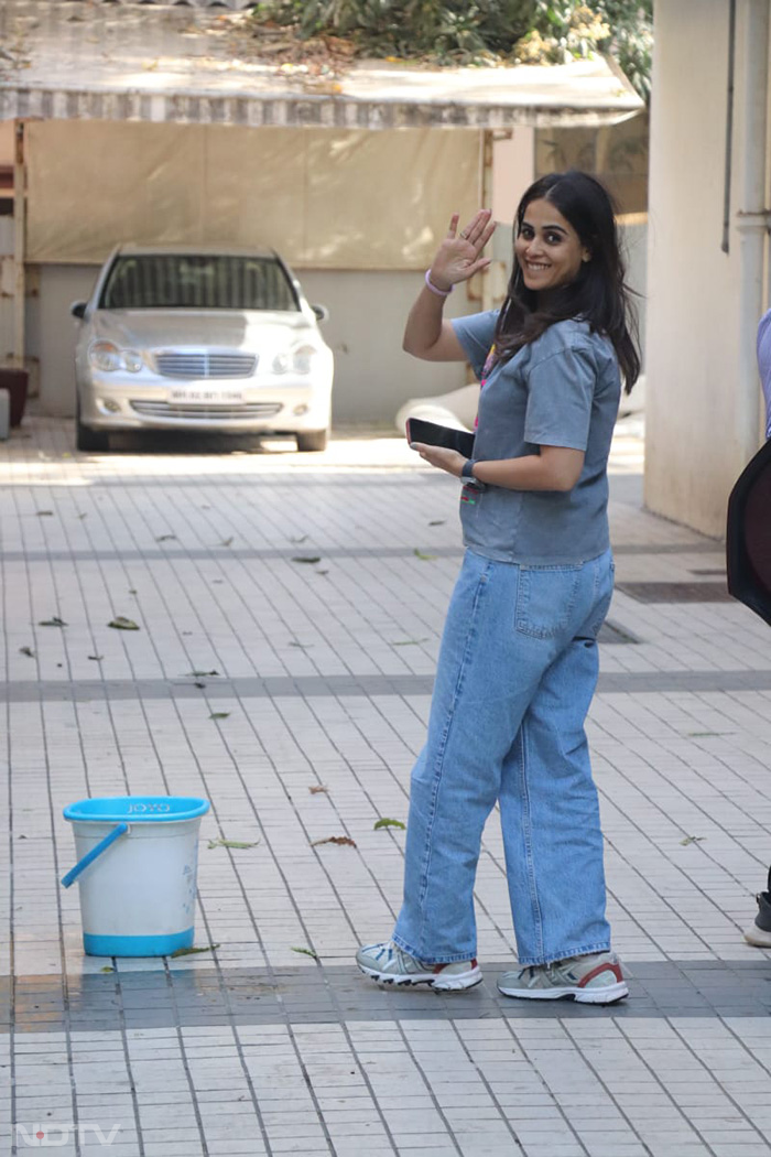 Genelia D'Souza was seen dressed in her casual best. (Image Courtesy: Varinder Chawla)