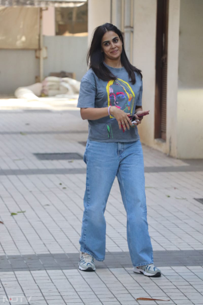 Genelia D'Souza smiled for cameras. (Image Courtesy: Varinder Chawla)