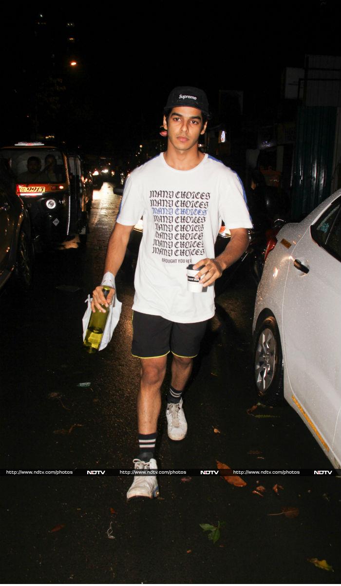 Ishaan Khattar, who happened to accompany Janhvi to an eatery in Bandra went all sporty for the occassion