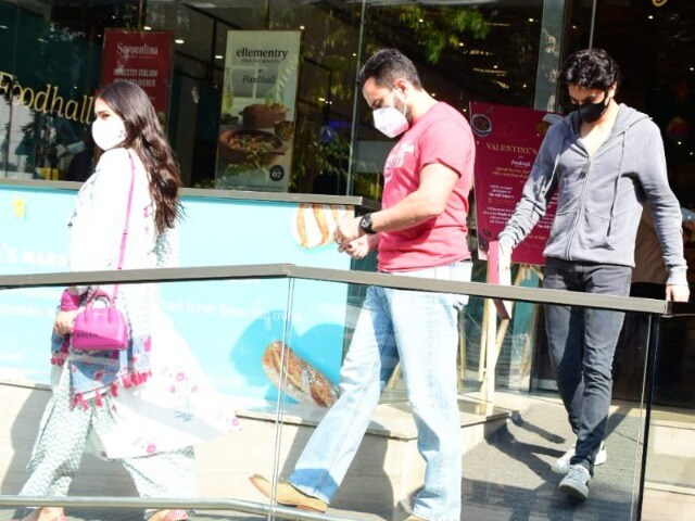 Photo : Sara, Saif and Ibrahim Ali Khan's Day Out