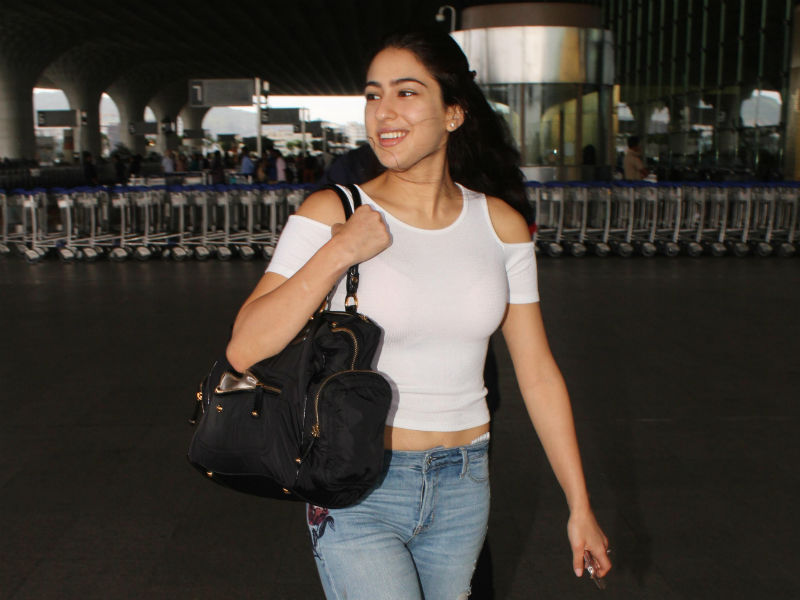 एयरपोर्ट पर दिखा सारा अली खान का ग्लैमर