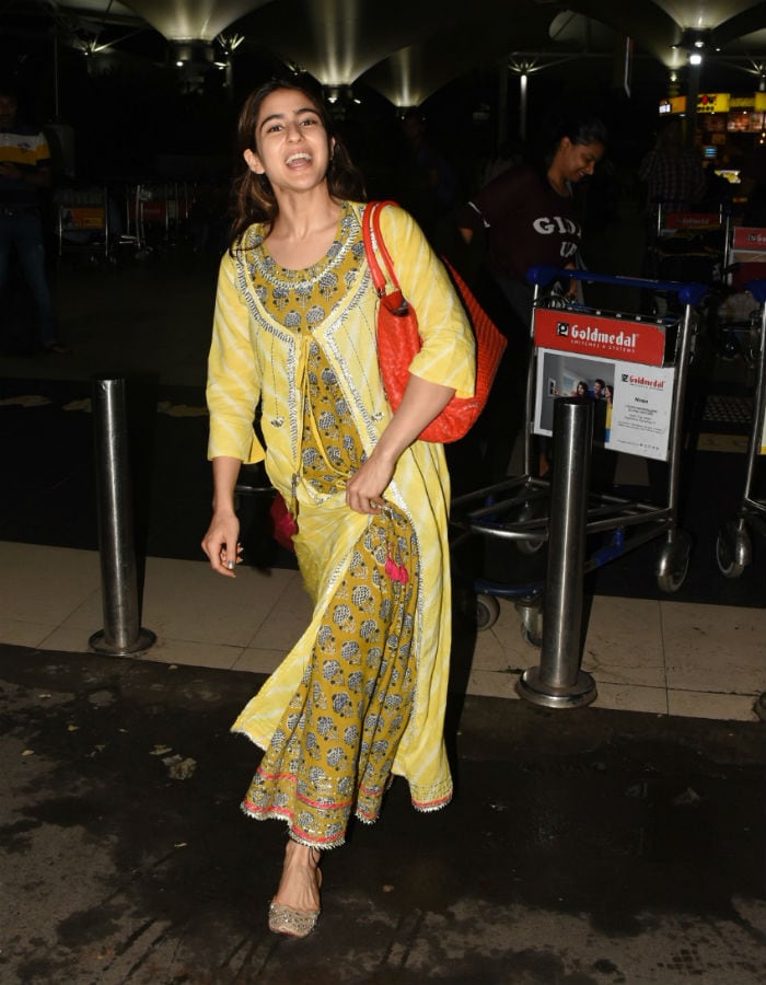 मुंबई एयरपोर्ट पर कुछ इस अंदाज में नजर आईं बॉलीवुड एक्ट्रेस सारा अली खान