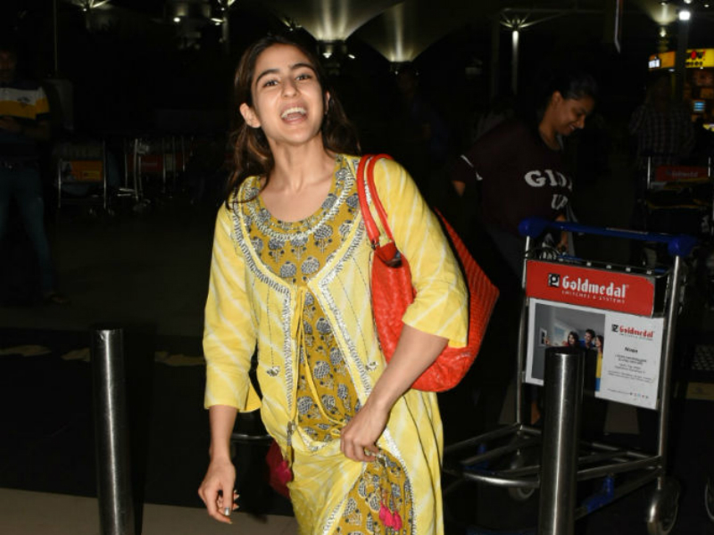 मुंबई एयरपोर्ट पर कुछ इस अंदाज में नजर आईं बॉलीवुड एक्ट्रेस सारा अली खान