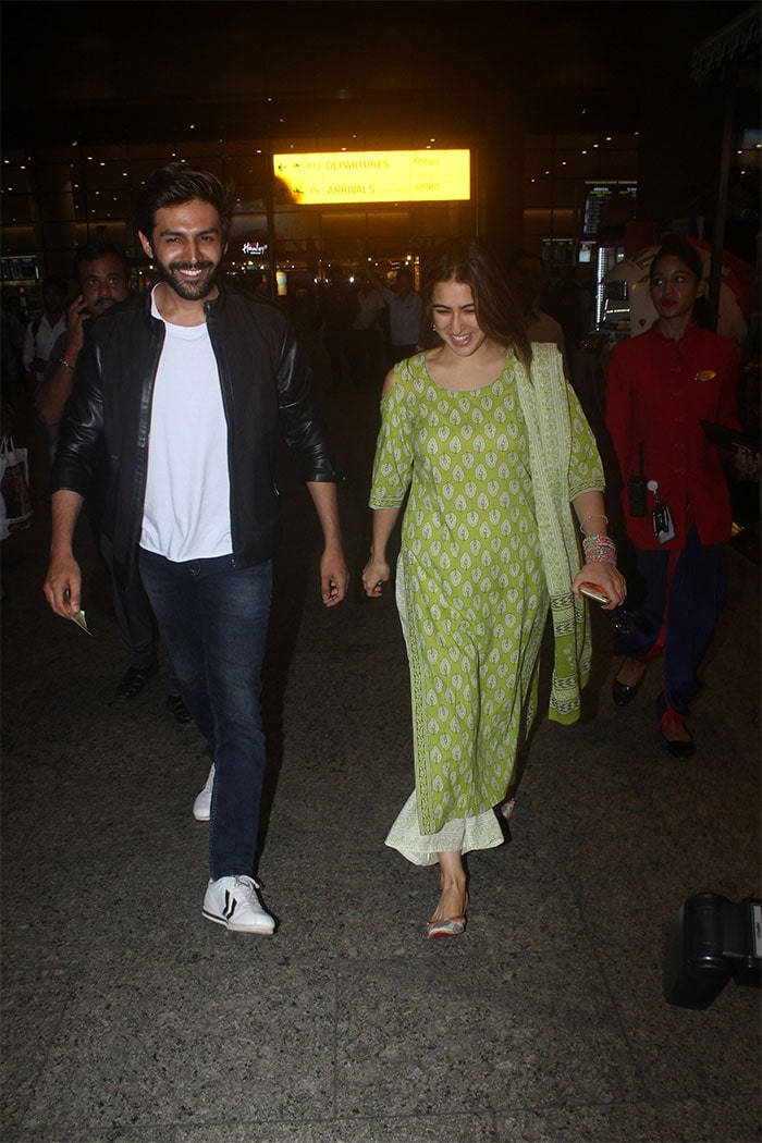 Crowded Airport: Sara, Gauri, Akshay-Twinkle, Sunny. Count The Stars