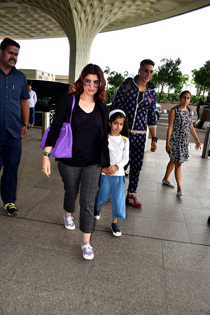 Crowded Airport: Sara, Gauri, Akshay-Twinkle, Sunny. Count The Stars
