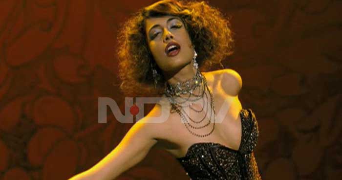 Sensuous Sarah in <i>Mehki Mehki</i>