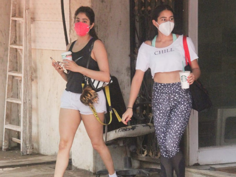 जिम के बाहर स्पॉट की गईं सारा अली खान और जाह्नवी कपूर