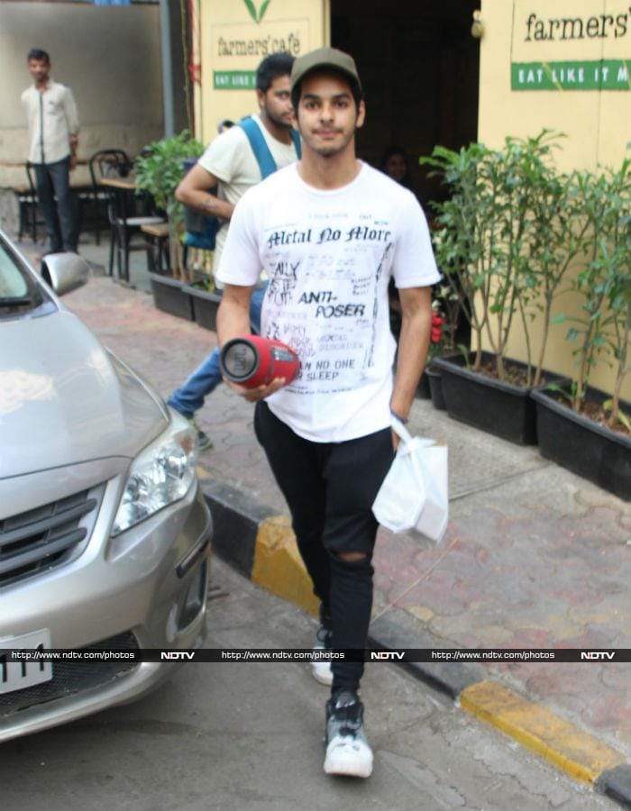 Janhvi's <i>Dhadak</i> co-star Ishaan Khatter also accompanied her to the cafe.