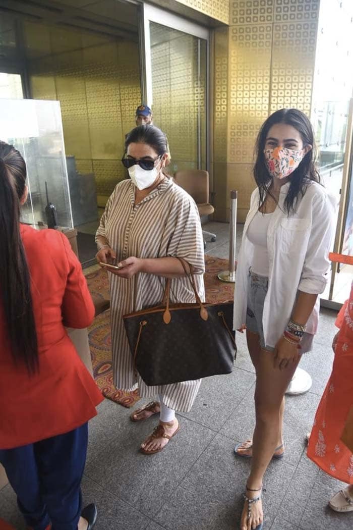 Sara Ali Khan And Amrita Singh Fly Off To Maldives