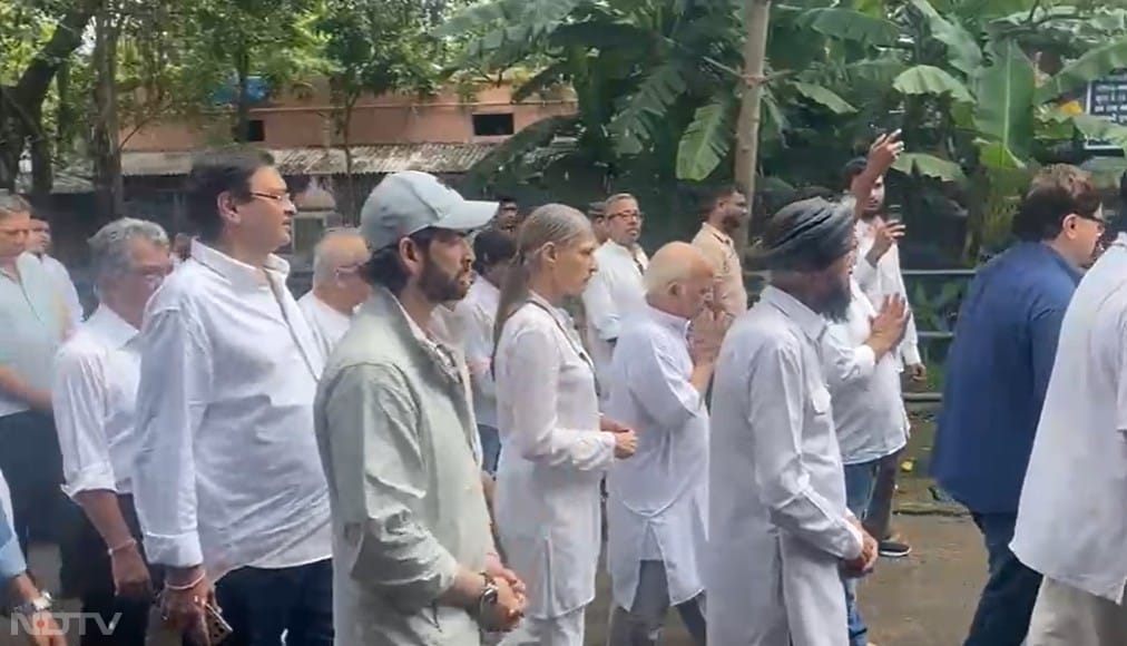 'जाने भी दो यारों,' 'मैं हूं ना,' 'कहो ना प्यार है,' 'हम साथ साथ हैं,' और 'जुड़वा' जैसी फिल्में एवं 'साराभाई वर्सेस साराभाई' जैसे धारावाहिक में अपने अभिनय और अपनी अद्भुत हास्य शैली से सतीश शाह ने दर्शकों के दिलों पर राज किया.