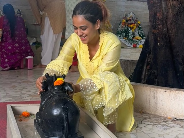 मम्मी के कहने पर मंदिर पहुंचीं निया शर्मा, सावन शिवरात्रि पर भगवान शिव की भक्ति में हुईं लीन