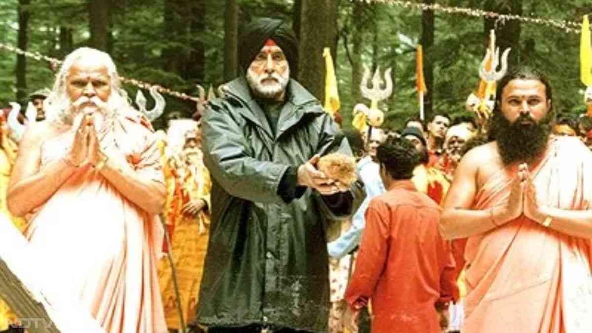 24 दिसंबर 2004 में अनिल शर्मा के निर्देशन में बनी अब तुम्हारे हवाले वतन साथियों एक देशभक्ति फिल्म है. फिल्म में अमिताभ बच्चन, अक्षय कुमार और बॉबी देओल मुख्य भूमिकाओं में थे. फिल्म की कहानी का एक प्लॉट अमरनाथ यात्रा पर बेस्ड जिसमें पाकिस्तान की तरफ से यात्रा में रुकावट पैदा करने की कोशिश की गई है. जिसे अक्षय कुमार और बॉबी देओल मिलकर रोकते है. फिल्म में 'बाबा बर्फानी' (अमरनाथ यात्रा) से जुड़े दृश्य मुख्य रूप से मनाली (हिमाचल प्रदेश)  में फिल्माए गए थे.