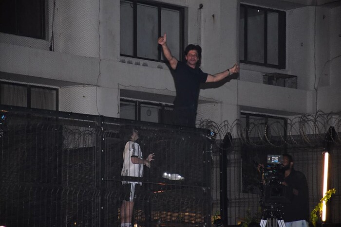 Scenes From Shah Rukh Khan\'s Midnight Birthday Celebrations At Mannat