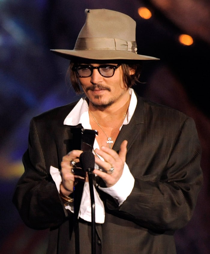 Johnny Depp presents Keith Richards with the Rock Immortal award at the 'Scream Awards' on Saturday, October 17, 2009, in Los Angeles. (Photo: AP)