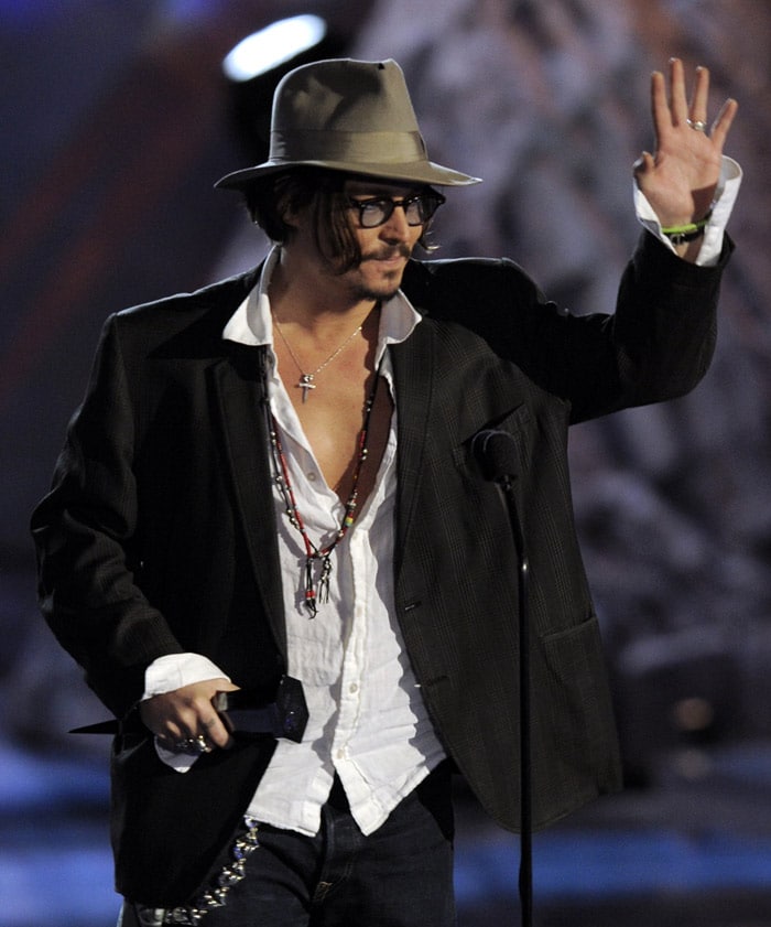 Johnny Depp accepts the award for most anticipated fantasy movie, for Alice in Wonderland, at the 'Scream Awards' on Saturday, October 17, 2009, in Los Angeles. (Photo: AP)