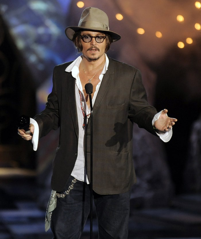 Johnny Depp presents Keith Richards with the Rock Immortal award at the 'Scream Awards' on Saturday, October 17, 2009, in Los Angeles. (Photo: AP)<br />