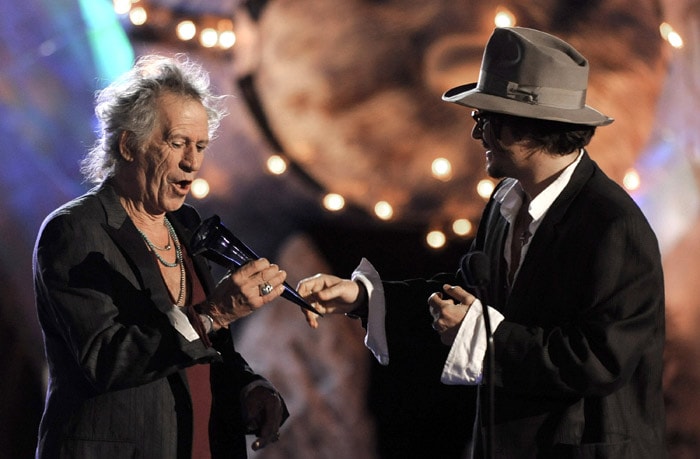 Johnny Depp, right, presents Keith Richards with the Rock Immortal award at the 'Scream Awards' on Saturday, October 17, 2009, in Los Angeles. (Photo: AP)<br />