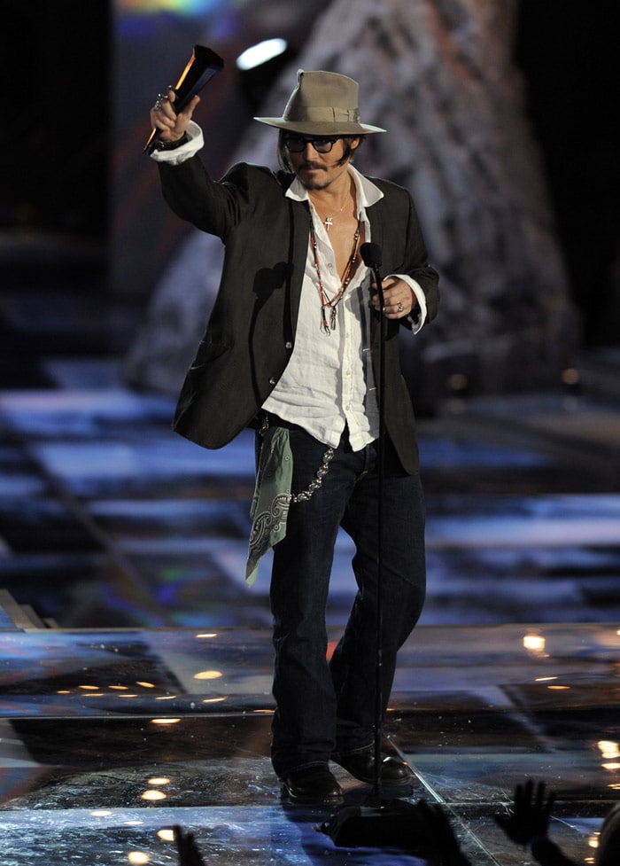 Johnny Depp accepts the award for most anticipated fantasy movie at the 'Scream Awards' on Saturday, October 17, 2009, in Los Angeles. (Photo: AP)