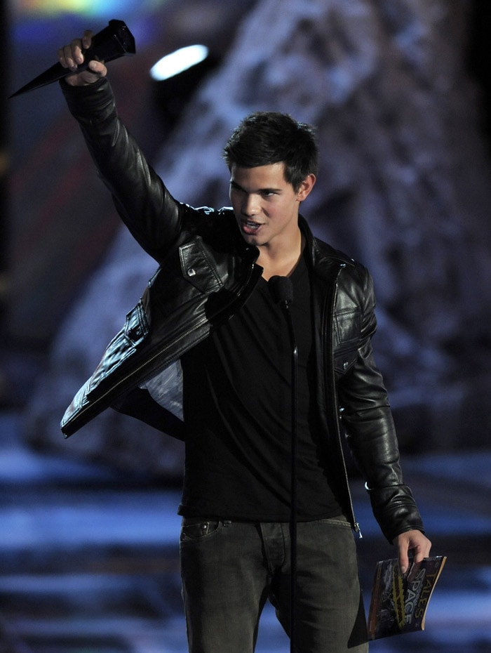 Taylor Lautner accepts the award for best male breakout performance, for his role in Twilight, at the 'Scream Awards' on Saturday, October 17, 2009, in Los Angeles. (Photo: AP)