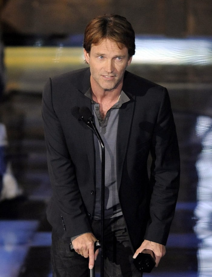 Stephen Moyer, of True Blood, accept the award for best horror actor at the 'Scream Awards' on Saturday, October 17, 2009, in Los Angeles. (Photo: AP)