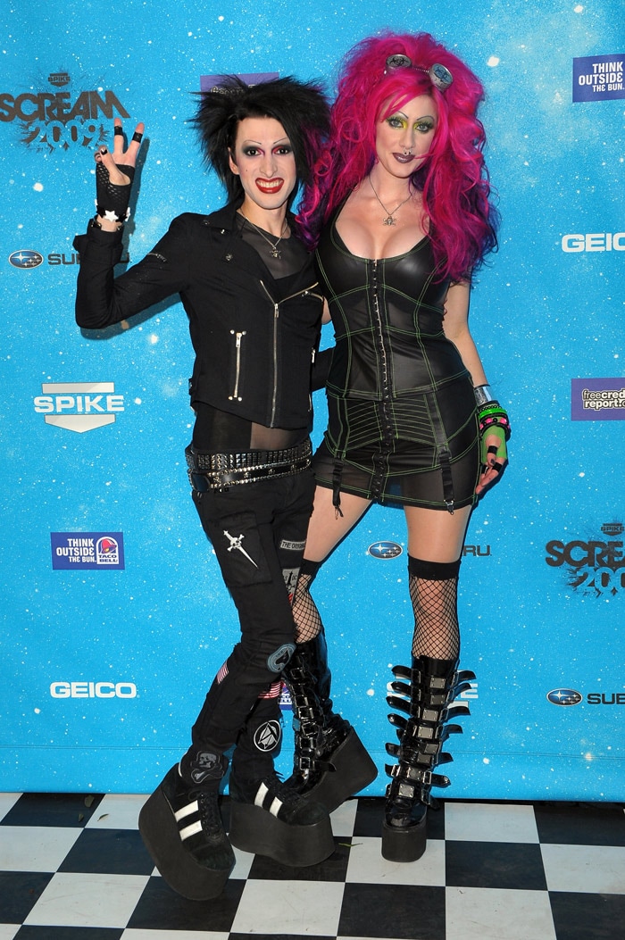 TV personalities Kynt Cothron (L) and Vyxsin Fiala (R) arrive at Spike TV's Scream 2009 held at the Greek Theatre on October 17, 2009 in Los Angeles, California. (Photo: AFP)