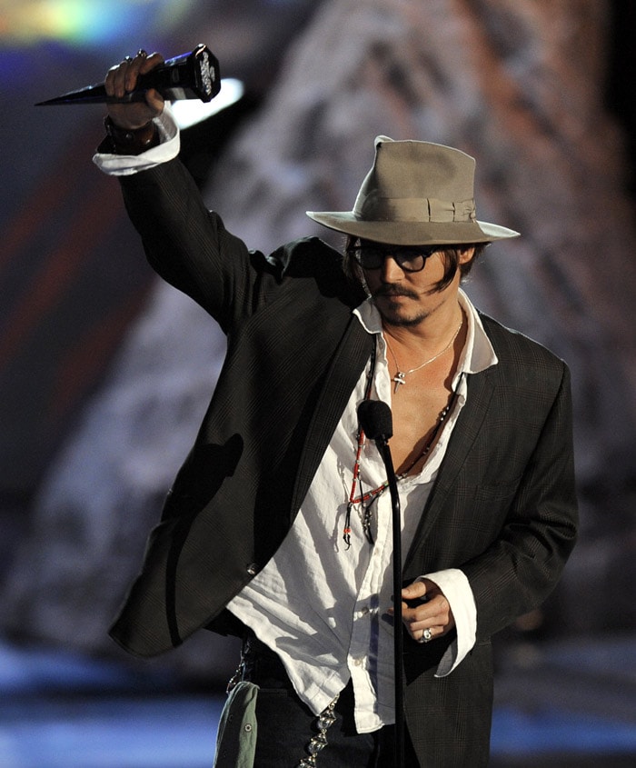 Johnny Depp accepts the award for most anticipated fantasy movie at the 'Scream Awards' on Saturday, October 17, 2009, in Los Angeles. (Photo: AP)