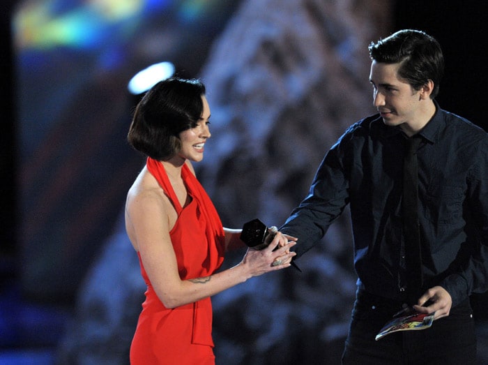 Actress Megan Fox accepts the Best Sci-Fi Actress award from actor Justin Long onstage during Spike TV's Scream 2009 held at the Greek Theatre on October 17, 2009 in Los Angeles, California. (Photo: AFP)