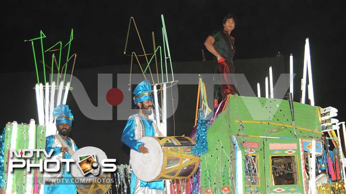 Shahid Kapoor performs on a truck in full Punjabi mood.