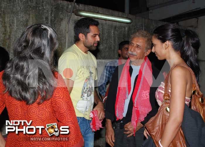 Abhay and Preeti greet veteran actor Naseeruddin Shah.