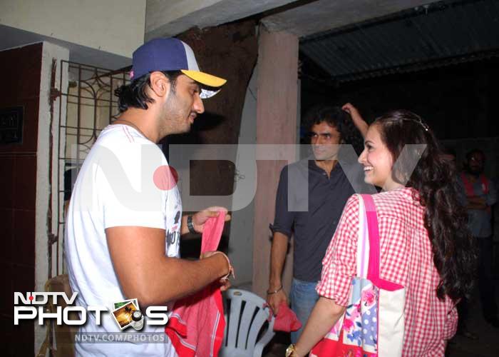 Dia and <i>Ishaqzaade</i> Arjun Kapoor enter the theatre, where the screening was held.