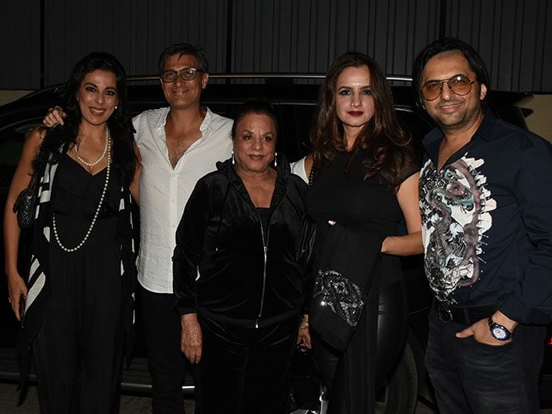 Photo : Alaya's Family Cheers For Her Debut Film Jawaani Jaaneman