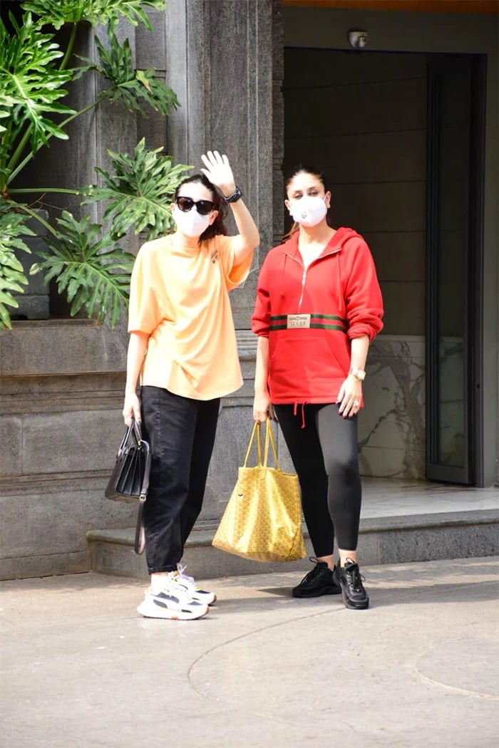 करीना कपूर और करिश्मा कपूर को सोमवार को बांद्रा में देखा गया.