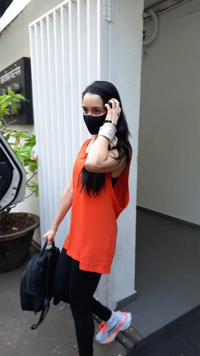 श्रद्धा कपूर ब्राइट ऑरेंज में दिखाईं दी.