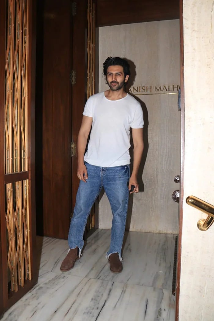 मनीष मल्होत्रा के घर कार्तिक आर्यन कैजुअल आउटफिट में नजर आए.