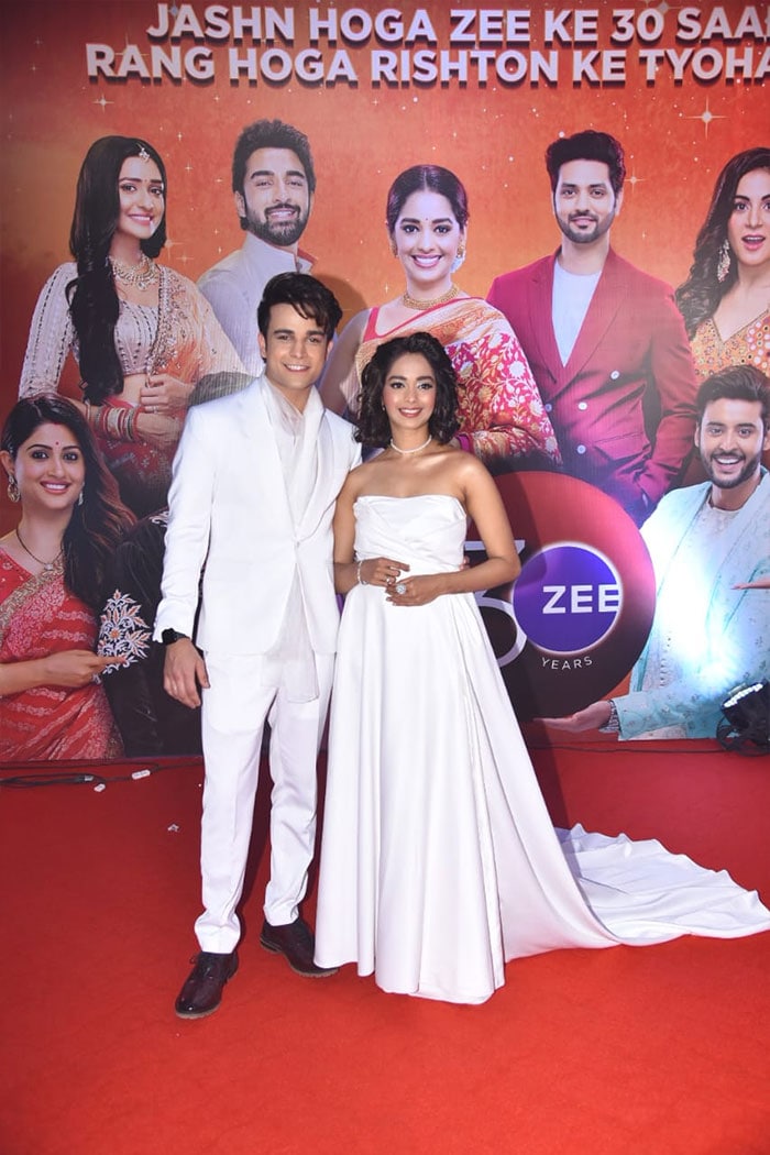 Zee Rishtey Awards 2022 में शब्बीर अहलूवालिया, मुग्धा चापेकर, कृष्णा कौल समेत कई स्टार्स ने रेड कारपेट पर दिखाया स्टाइलिश लुक, देखें तस्वीरें