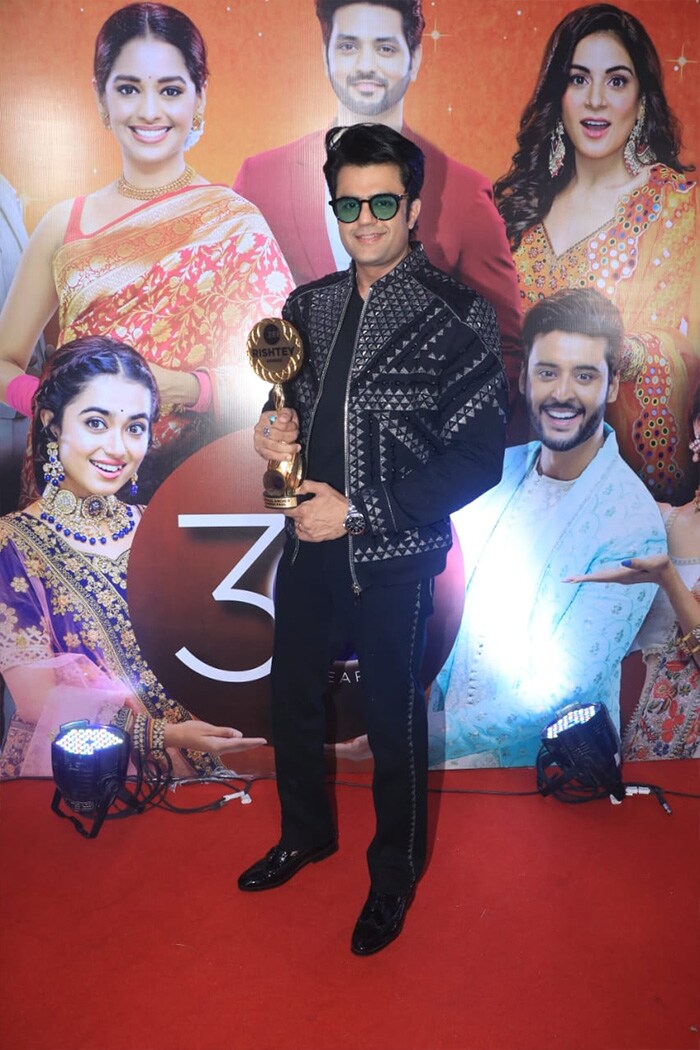Zee Rishtey Awards 2022 में शब्बीर अहलूवालिया, मुग्धा चापेकर, कृष्णा कौल समेत कई स्टार्स ने रेड कारपेट पर दिखाया स्टाइलिश लुक, देखें तस्वीरें