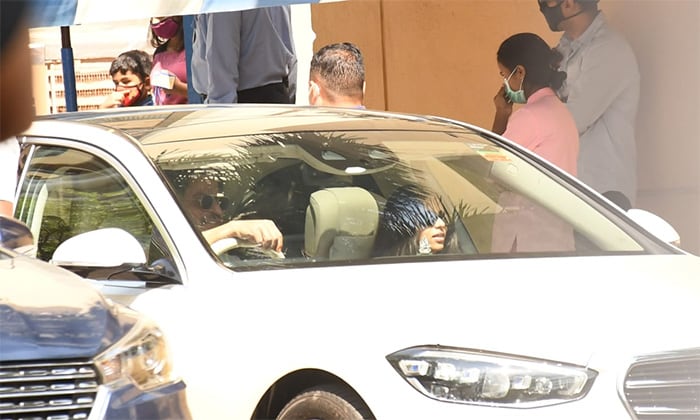Shah Rukh Khan And Kareena Kapoor\'s Day Out With Their Children