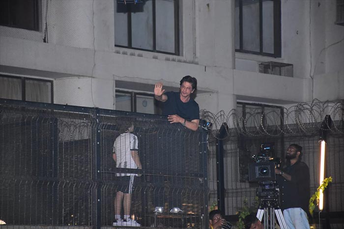Shahrukh Khan Birthday: किंग खान के जन्मदिन पर फैंस ने दी बधाई, घर के बाहर लगा फैंस का तांता