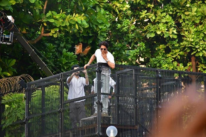 Shah Rukh Khan Greets Fans Outside Mannat On His 57th Birthday